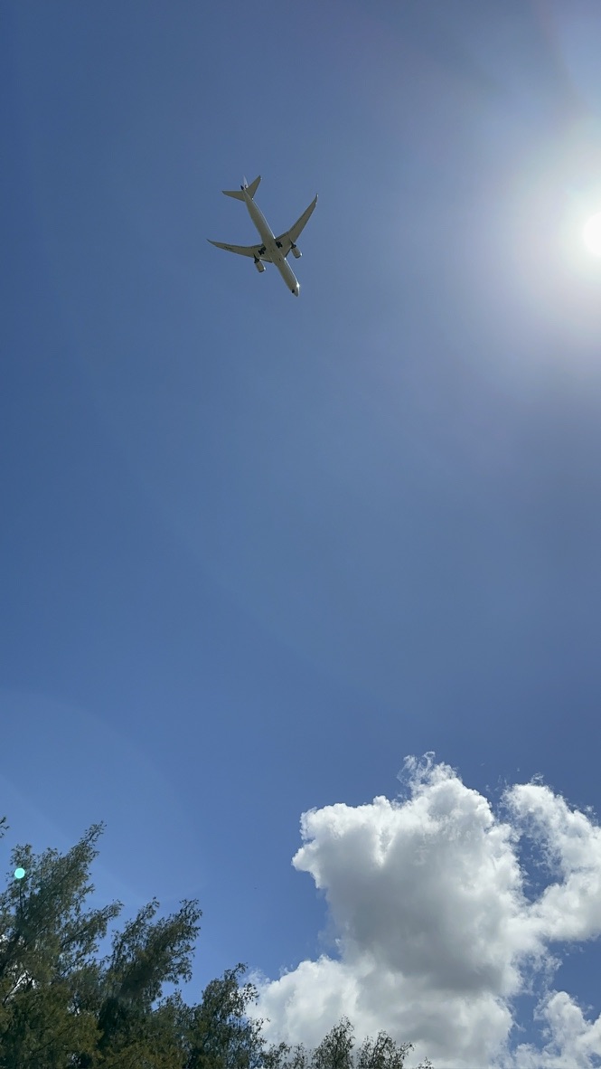 Plane flying directly overhead at Hawaii Prince Golf Club