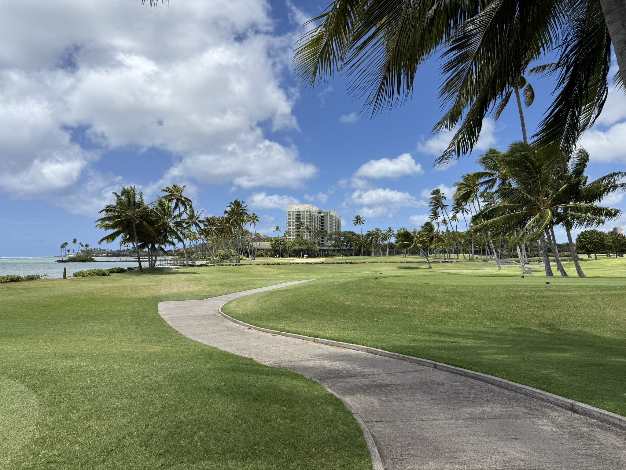 Waialae Country Club - Cart path along the ocean